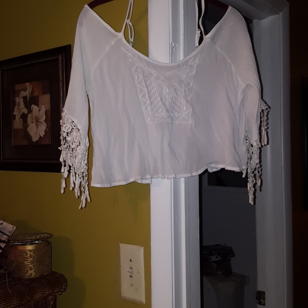 White boho crop top type.